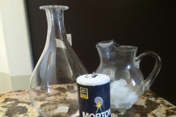 Nettoyez les vases avec de l'eau et du sel