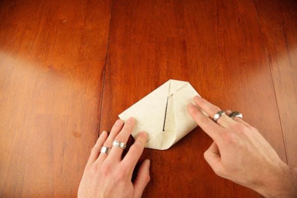 Faites la même chose de l'autre côté et pliez