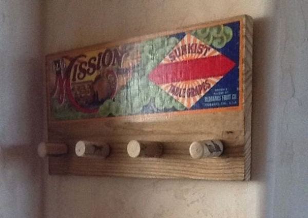 porte manteau fabriqué avec des bouchons pour une chambre d'enfants