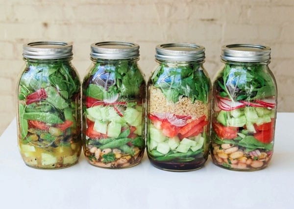 préparer les salades dans les bocaux en verre
