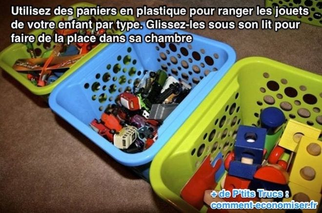 Utilisez des paniers en plastique pour ranger les jouets de votre enfant par type. Glissez-les sous son lit pour faire de la place dans sa chambre