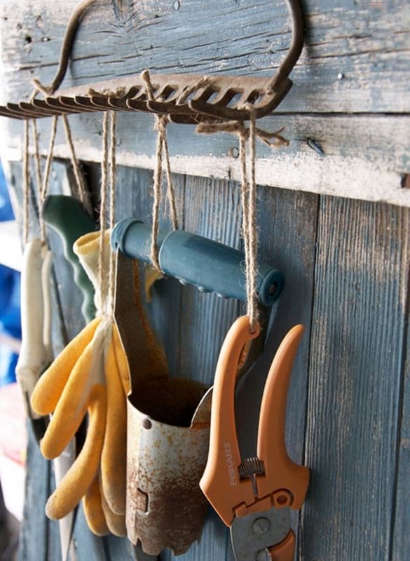 vieux râteau porte outils de jardin