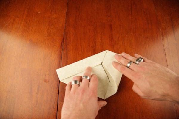 Prenez le bout et pliez-le sous la rabat