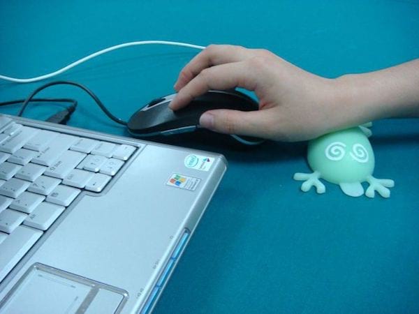 Un repose-poignet pour l'ordinateur.