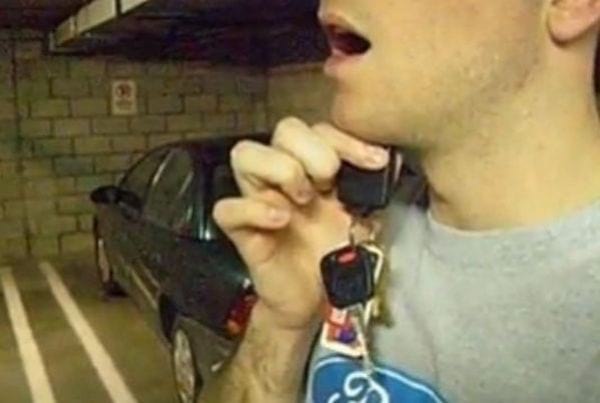 Mettez votre clef sous le menton avec  la bouche ouverte pour augmenter la  porte du signal de la tlcommande