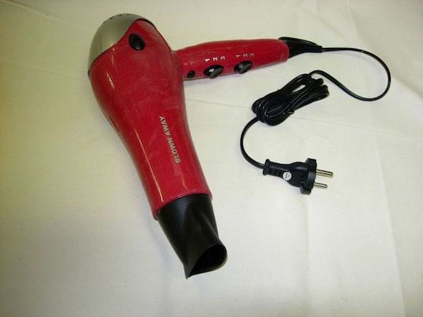 Sèche cheveux rouge débranché