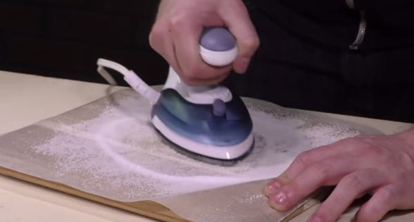 du sel pour nettoyer la semelle du fer à repasser