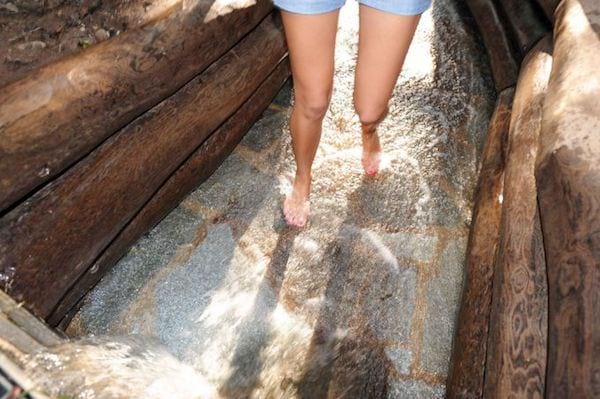 l'eau froide peut soigner les jambes lourdes