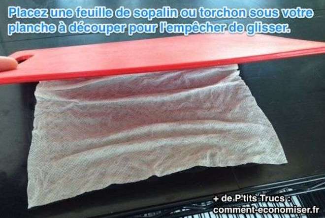 Utiliser un Sopalin pour empêcher la planche à découper de glisser.