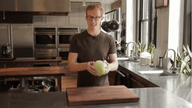 Comment éplucher une salade iceberg en 2 secondes