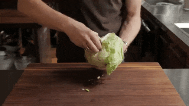 Comment éplucher une salade iceberg en 2 secondes
