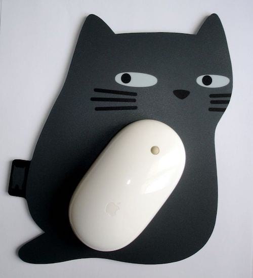 Un tapis de souris en forme de chat.