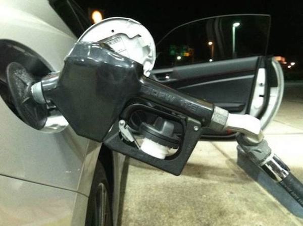 Utilisez le bouchon d'essence pour tenir la pompe à essence