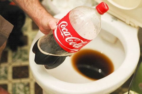 nettoyer les WC avec du coca