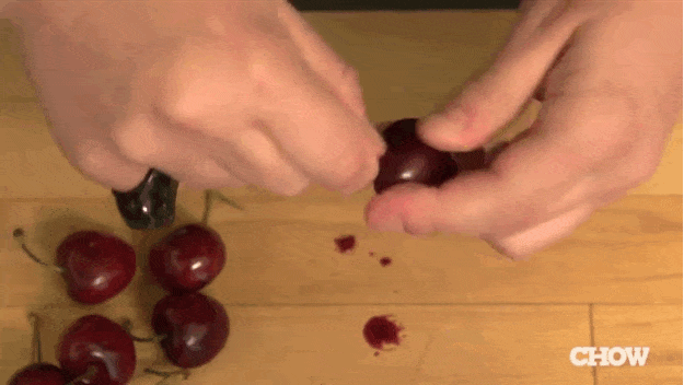 l'astuce pour dénoyauter les cerises facilement et rapidement avec un trombonne