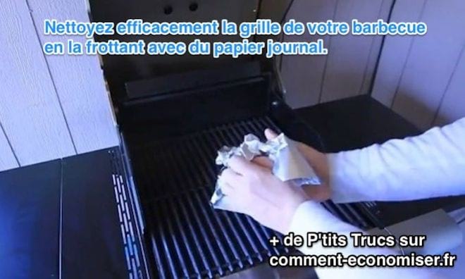Nettoyer efficacement la grille de son barbecue avec du papier journal