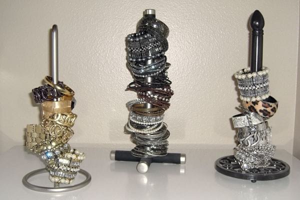 utiliser un distributeur de PQ pour ranger les bracelets