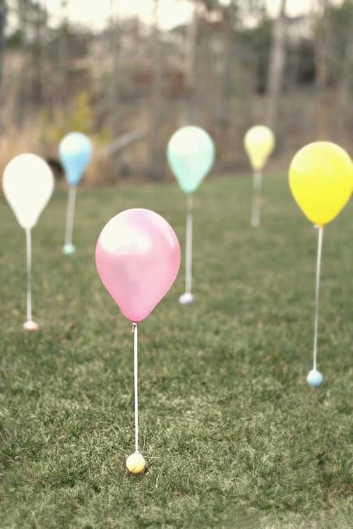 des ballons gonflés d'hélium attachés à des oeufs de paques