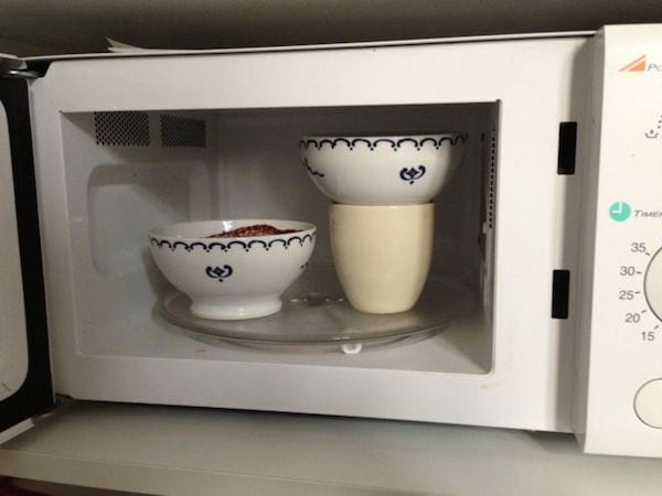 Réchauffer 2 bols de chocolat dans le micro-ondes en même temps