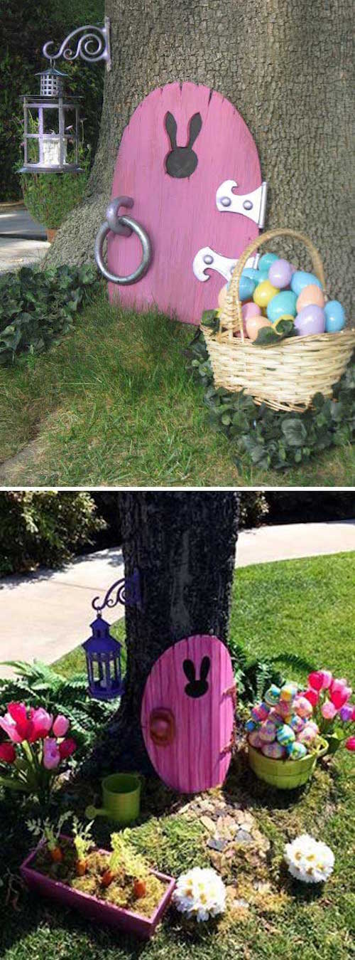 Une porte en bois rose pour les lapins posée sur un arbre dans le jardin pour Pâques