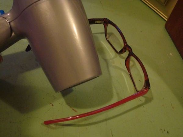 ajuster monture de lunettes à son visage