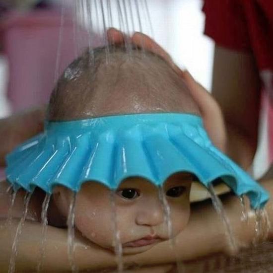 casquette pour protéger les bébés quand on leur lave les cheveux