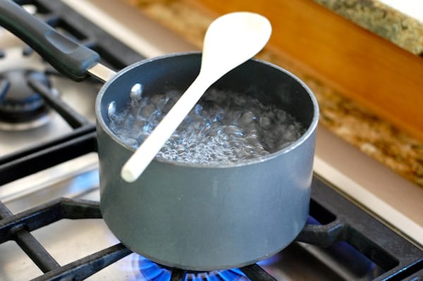 cuillère en bois sur la casserole