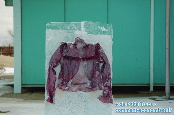 Utilisez le congélateur pour défroisser une chemise. Laissez-la environ 1 heure.