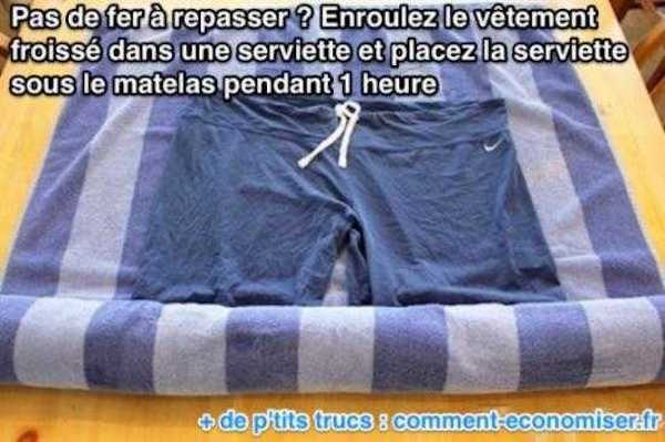 Pas de fer à repasser ? Enroulez le vêtement  froissé dans une serviette et placez la serviette  sous le matelas pendant 1 heure