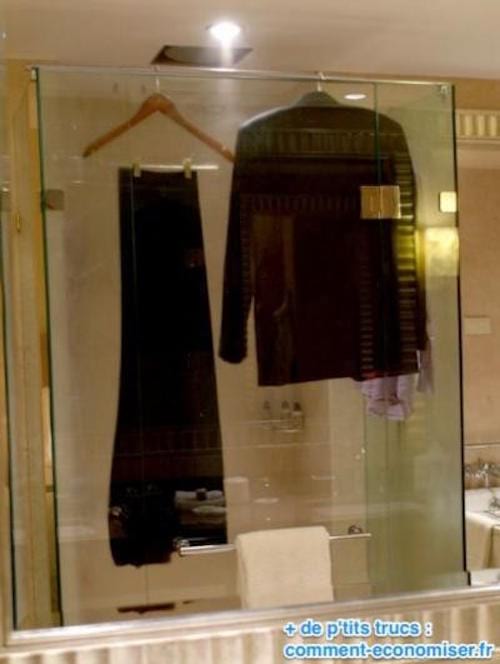 Utilisez la vapeur de la douche  pour défroisser vos vêtements.