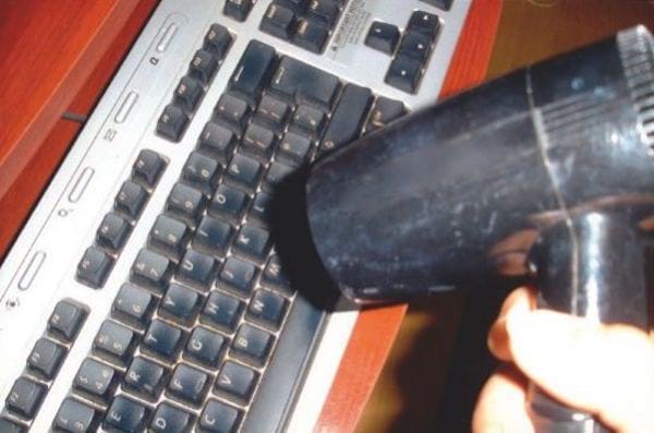 Enlever la poussière clavier ordinateur