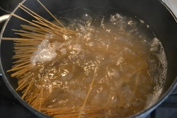 Réutilisez l'eau de cuisson des pâtes pour désherber les allées dallées