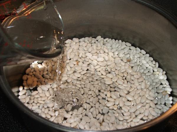 Réutilisez l'eau de cuisson des haricots blancs comme détachant.