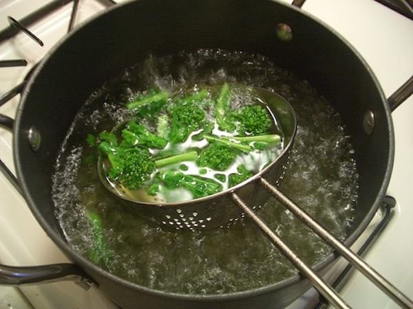 Recyclez l'eau de cuisson des brocolis en bouillon 