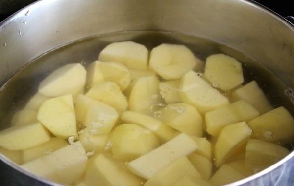 Que faire de l'eau de cuisson des pommes de terre ? Un nettoyant carrelage.