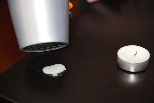 enlever cire de bougie sur table en bois