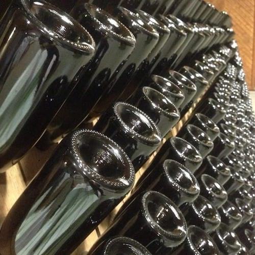 La forme creuse des bouteilles de vin et de champagne sert à réguler la pression.