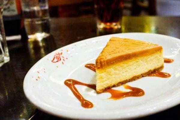 gateau au fromage blanc avec un coulis de caramel