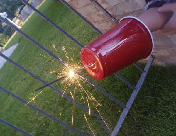 un gobelet en plastique pour protéger les mains des enfants