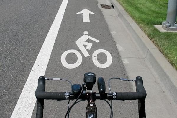 Guide de vélo sur une piste cyclable.