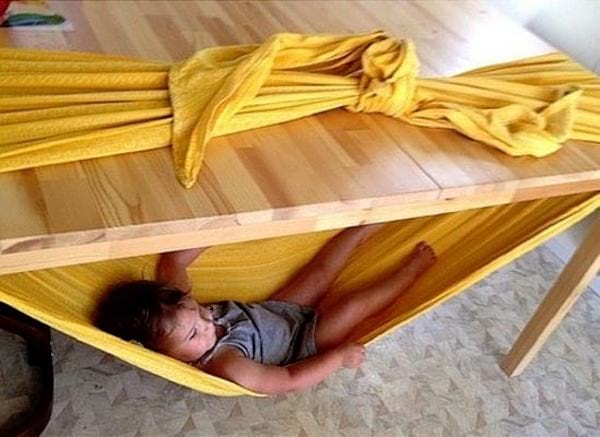 bébé fait la sieste dans un hamac