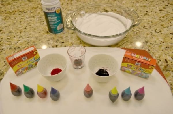 les ingrédients pour décorer les oeufs de Pâques : mousse à raser et colorants alimentaires