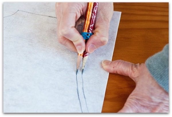 dessiner des doubles coutures avec 2 crayons