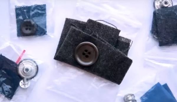 Les morceaux de tissu des vêtements neufs servent à voir comment les vêtement réagissent à la lessive.