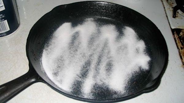 Utilisez du sel pour nettoyer une poÃªle brÃ»lÃ©e facilement