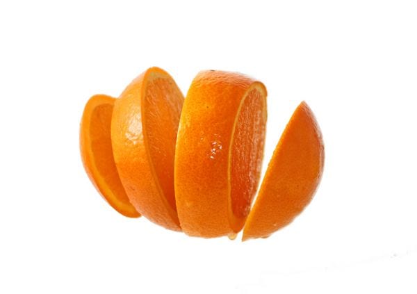 Orange fruit pleine de vitamines est coupée en tranches