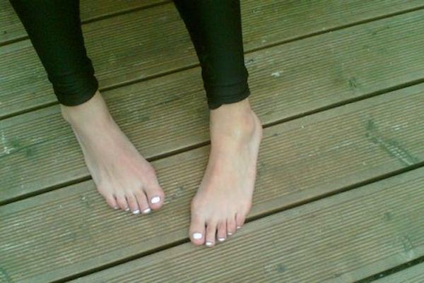 pieds vernis à ongles blanc immaculé