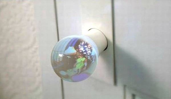 Une poignée de porte pour voir ce qu'il y a de l'autre côté 