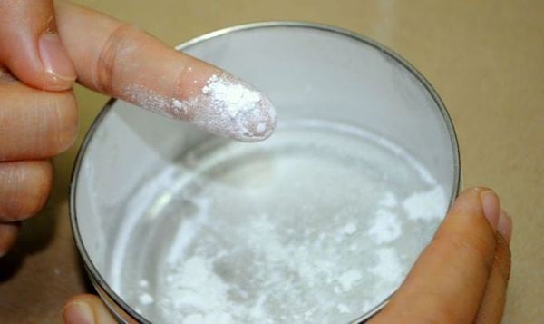 doigt avec poudre de talc