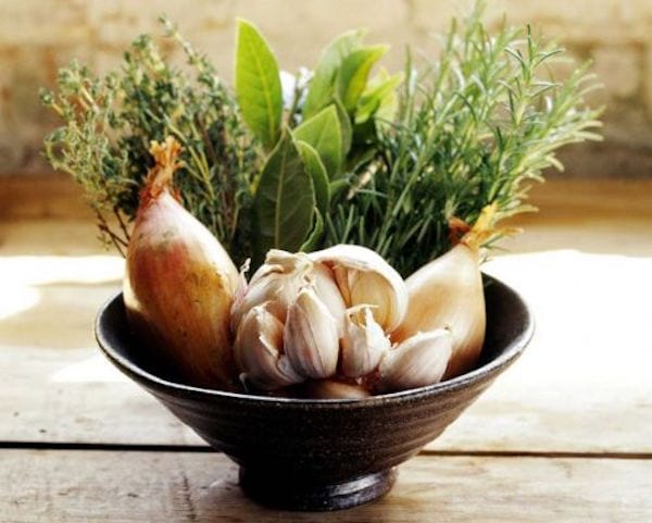ail et thym, oignon dans une coupelle